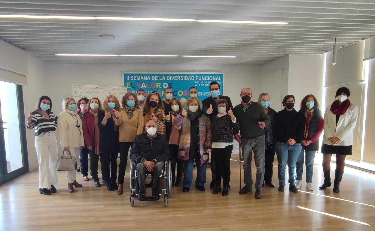 Integrantes de asociaciones y colectivos que trabajan por la integración de las personas con discapacidad. 