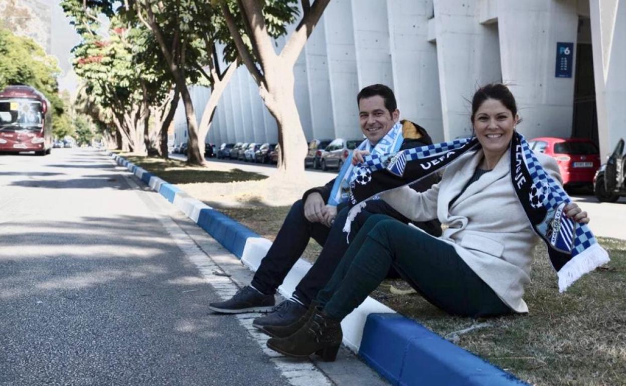 Carballo y Losada, sentados en la nueva acera blanquiazul pintada en los alrededores de La Rosaleda.