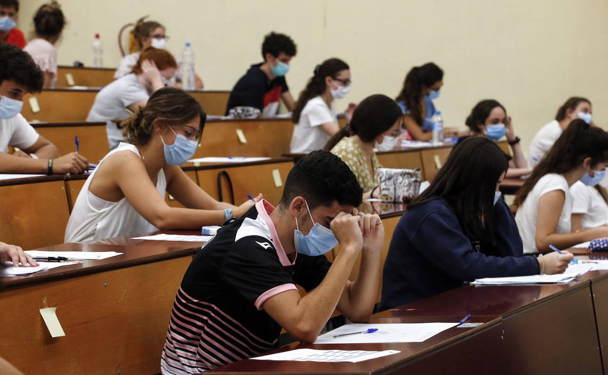 Estudiantes durante un examen de selectividad, en una imagen de archivo. 