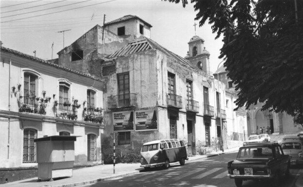 Calle Compás de la Victoria, al fondo la iglesia de la Victoria y el convento de las Agustinas Descalzas. Hacia 1970. 