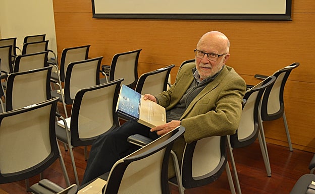 Manuel Toharia posa con un volumen del Mediterráneo Económico 33.