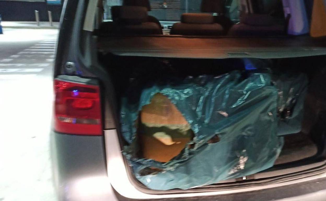 Imagen del coche cargado de hachís. 