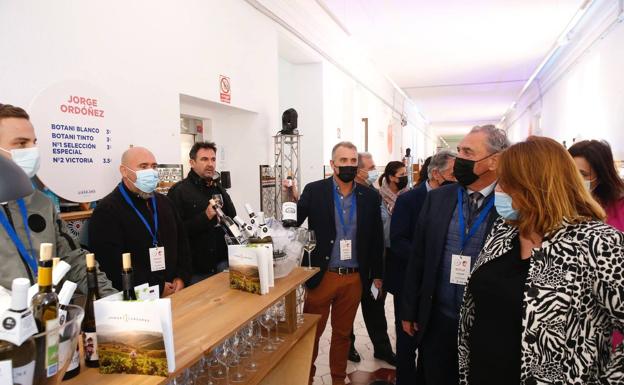 Imagen principal - El 'stand' de Grupo Jorge Ordóñez, con su director comercial, Javier López, sosteniendo la botella. José Manuel Moreno, Margarita del Cid y Andrés Mérida. Juan Antonio Lara, Francisco Salado, Margarita del Cid, Natacha Rivas y Leonor García-Agua. 