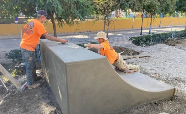 Trabajadores de la empresa Vulcano Skateparks S.L durante la actuación. 