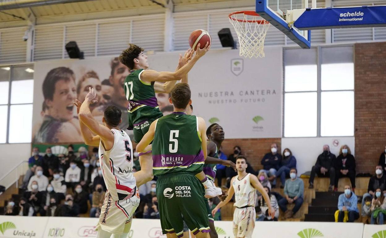 Mario Saint-Supery penetra a canasta durante el partido ante el Ecoculture Costa de Almería. 