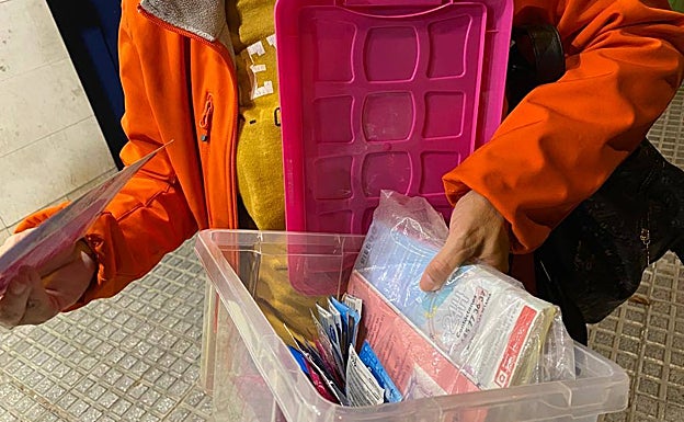 Las visitas a los pisos por parte de las trabajadoras de la entidad son para llevar material de prevención.