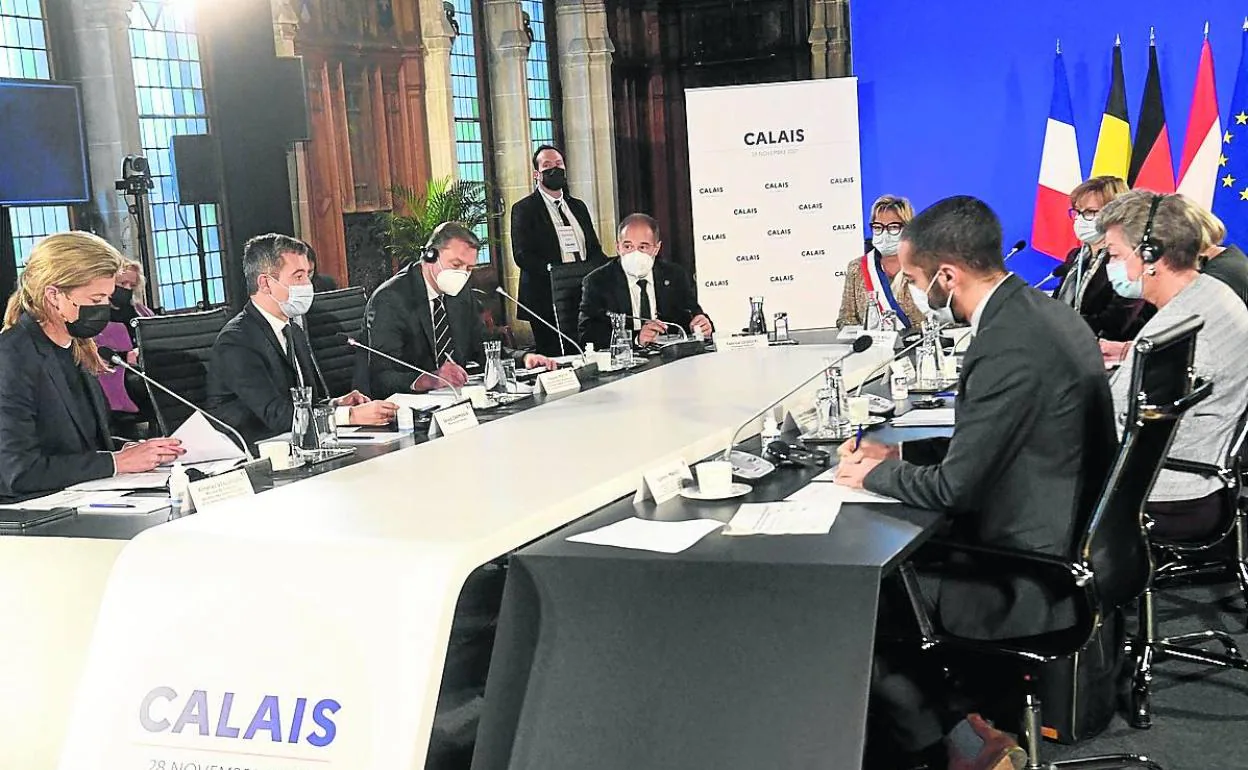 Los ministros de Interior de Francia, Países Bajos, Alemania y Bélgica, durante la reunión de este domingo en Calais.