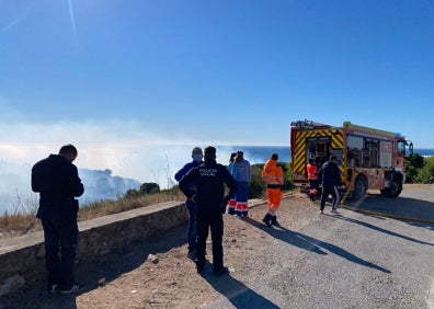Imagen secundaria 1 - El fuego se ha quedado a apenas 200 metros de la pedanía nerjeña. 