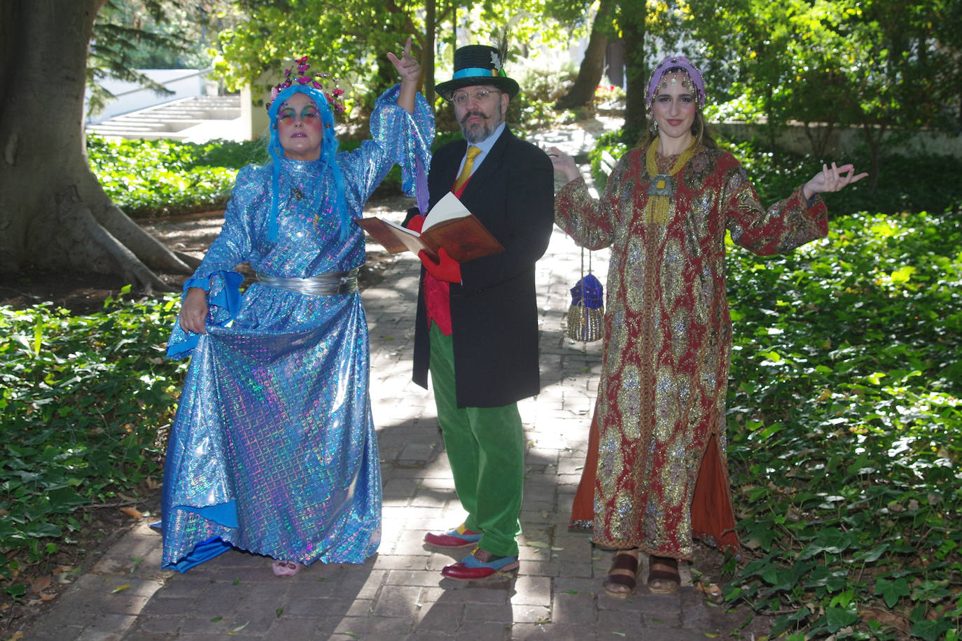 La Reina del Hielo y La Sirenita, personajes nacidos de la mente de Hans Christian Andersen, son las guías de la ruta teatralizada por los senderos y rincones de la finca La Cónsula, evento que durante noviembre y diciembre está organizado por la Junta Distrito 8 de Churriana del Ayuntamiento de Málaga y producido por Eventos con Historia.