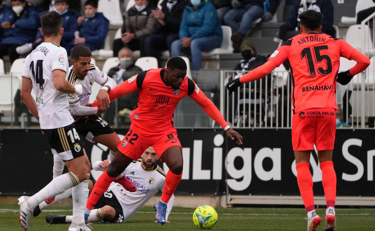 Sekou conduce el balón en presencia de Antoñín durante el encuentro del Málaga en Burgos. 