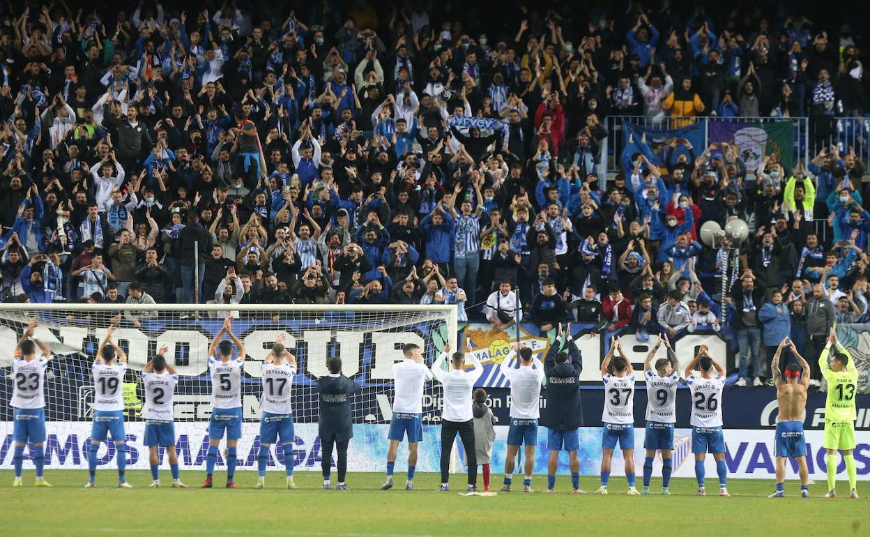 Los jugadores se despiden del público del Fondo Sur tras el partido contra Las Palmas. 