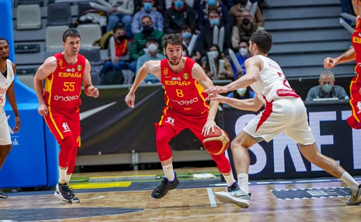 Brizuela lanza un contragolpe en el partido jugado en el Olivo Arena de Jaén ante Georgia.