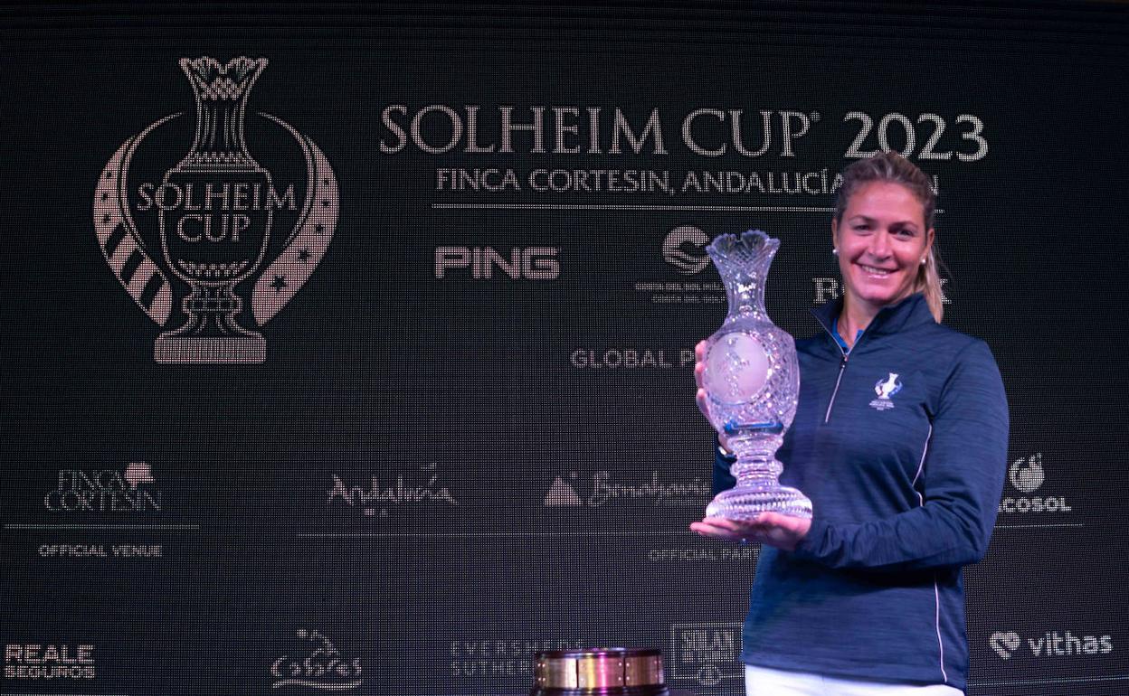 La golfista noruega Suzann Pettersen, con el trofeo de la Solheim Cup. 