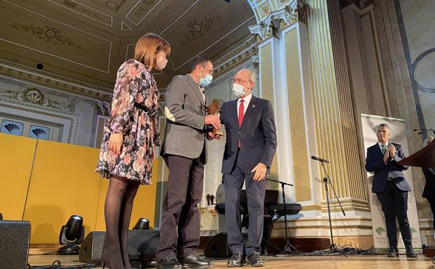 Imagen principal - El alcalde de Málaga, Francisco de la Torre, y la concejala de Participación Ciudadana, Ruth Sarabia, entregan el premio al presidente de la entidad Alama, Juan Carlos Moreno (foto de arriba). La presidenta de la AMPA del CEIP José Calderón, Montserrat Robledo, recibiendo el galardón, en la segunda foto. María Gloria Medina, presidenta de Redime, recogió el premio emocionada. 