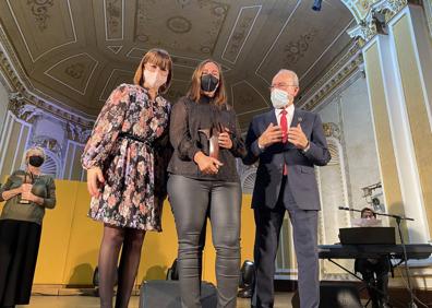 Imagen secundaria 1 - El alcalde de Málaga, Francisco de la Torre, y la concejala de Participación Ciudadana, Ruth Sarabia, entregan el premio al presidente de la entidad Alama, Juan Carlos Moreno (foto de arriba). La presidenta de la AMPA del CEIP José Calderón, Montserrat Robledo, recibiendo el galardón, en la segunda foto. María Gloria Medina, presidenta de Redime, recogió el premio emocionada. 