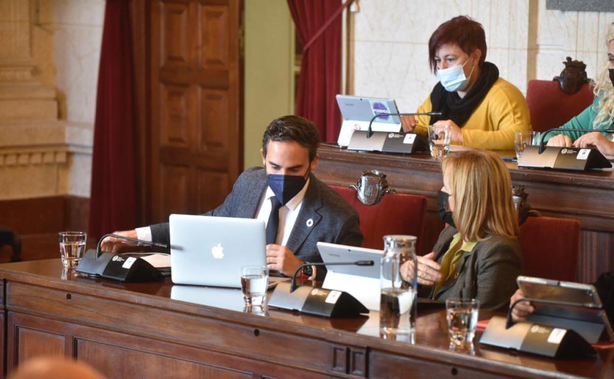 El portavoz socialista, Dani Pérez, esta mañana, durante el pleno de aprobación de presupuestos 2022 en el Ayuntamiento de Málaga.