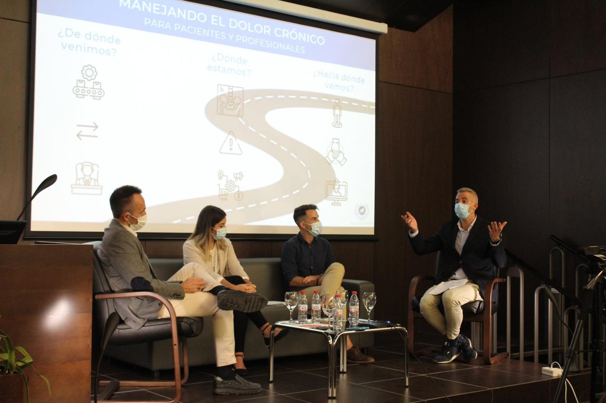 De izquierda a derecha: Alejandro Luque, Mar Flores, Javier Guerra e Ignacio Durán, durante el taller.
