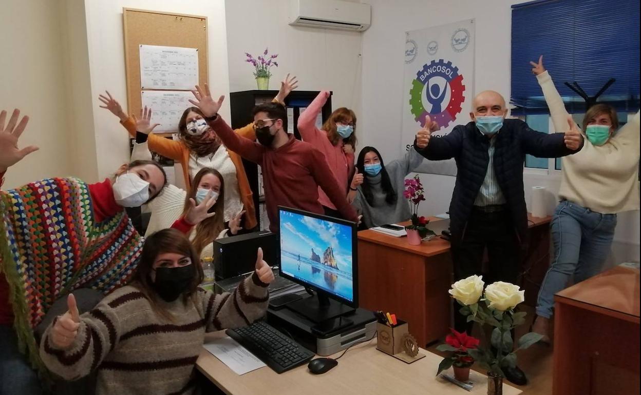 Trabajadoras de Bancosol junto con el presidente Diego Vázquez, celebrando la nueva cifra de la Gran Recogida.