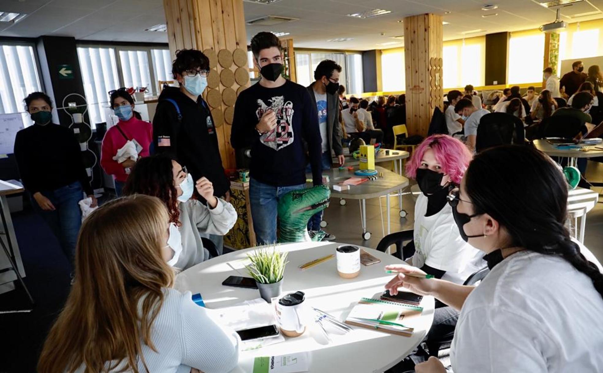 Un grupo de estudiantes trabaja en el desarrollo de su idea, en el edificio del Rayo Verde, en la campus de la UMA. 