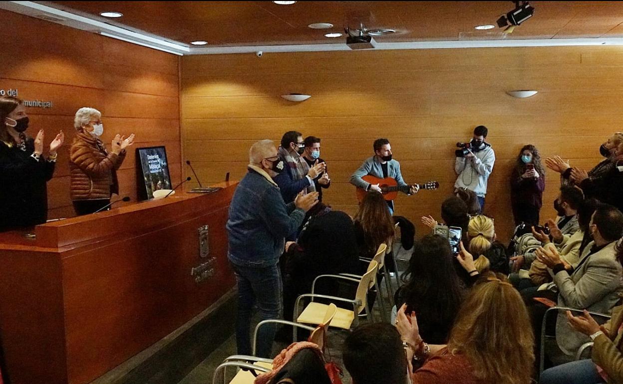 Artistas malagueños se animan a cantar durante la presentación del programa. 