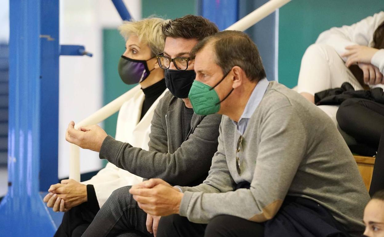 Katsikaris y Juanma Rodríguez charlan durante el partido del equipo EBA el domingo en Los Guindos. 