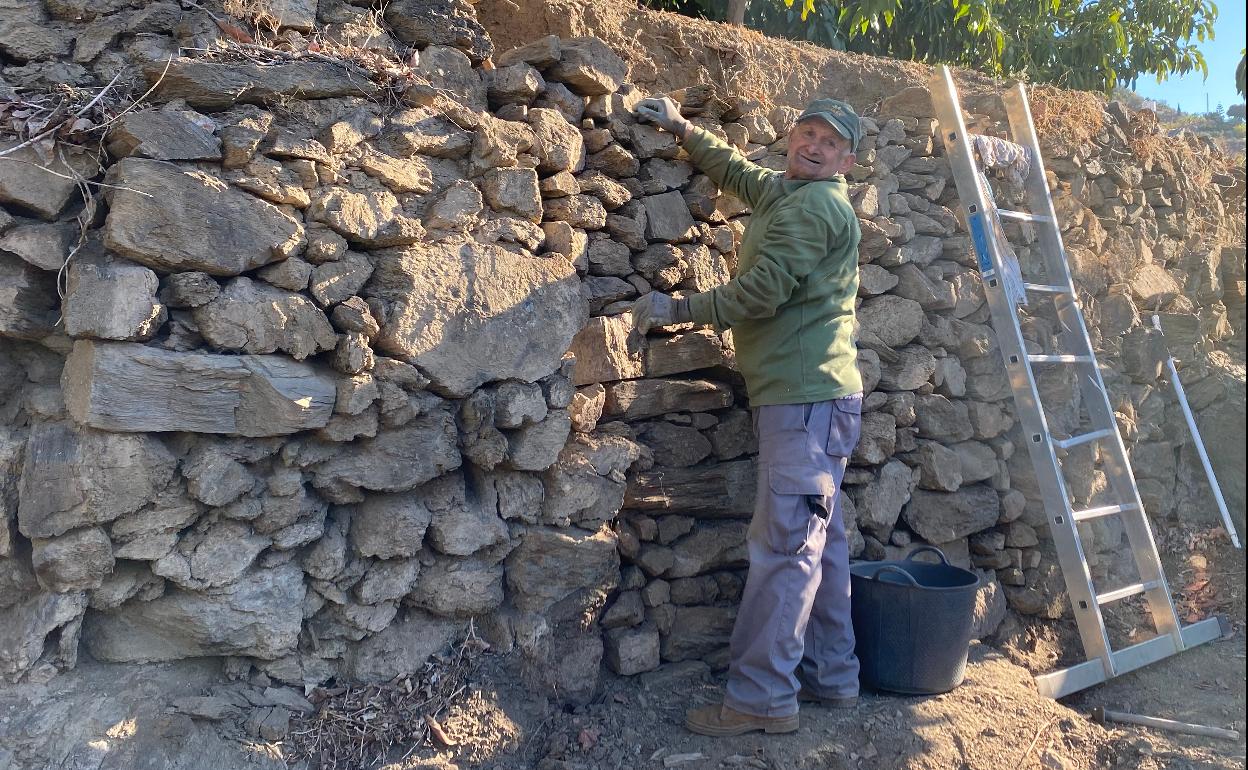 Rafael Jiménez, rehaciendo unos balates en una finca de Algarrobo. 