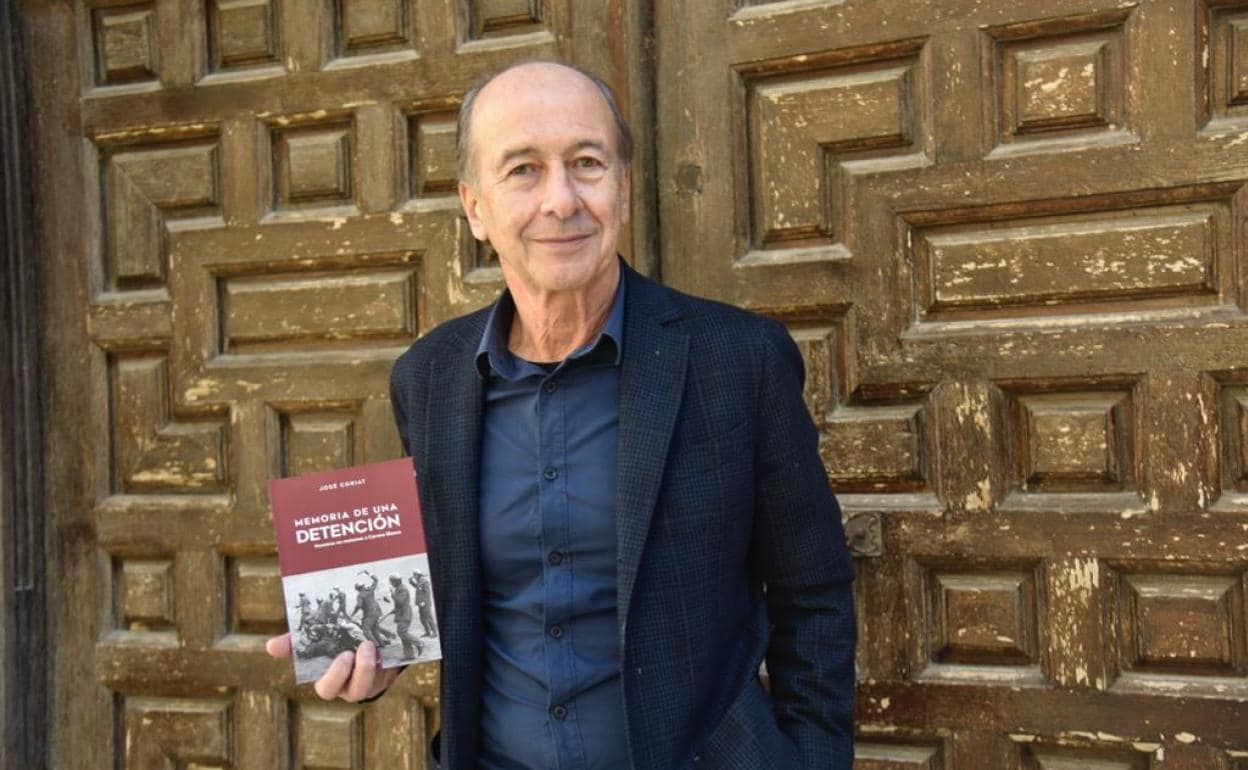José Coriat, con un ejemplar del libro.