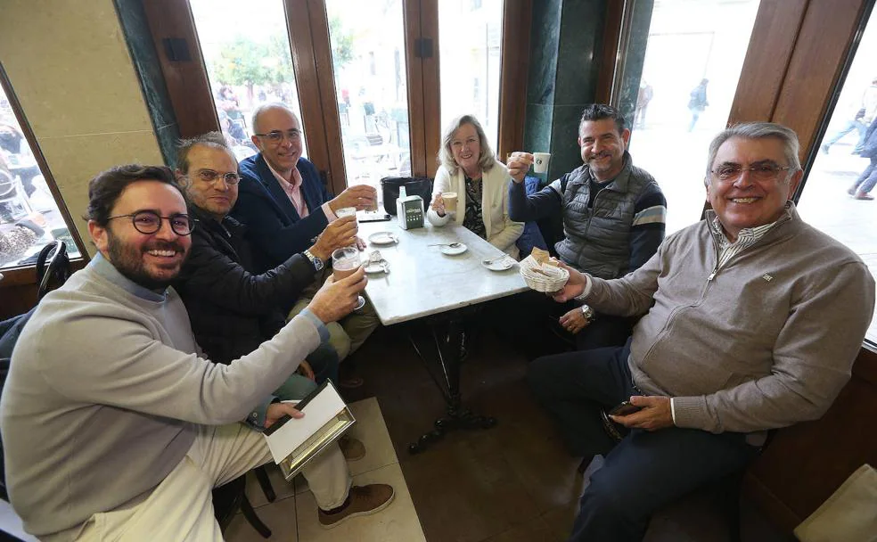 De izquierda a derecha, Rafael Prado Fernández-Baca, Miguel Heredia, Emilio Utrera, Trini Fernández-Baca, Cándido Romero y Rafael Prado, en el Café Central