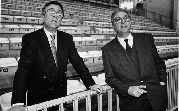 Paco Moreno y Alfonso Queipo de Llano charlan en el pabellón de Ciudad Jardín. 