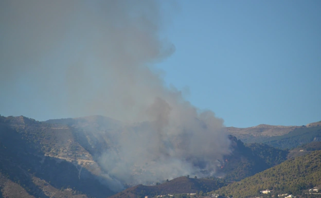 La columna de humo, vista desde Nerja. 