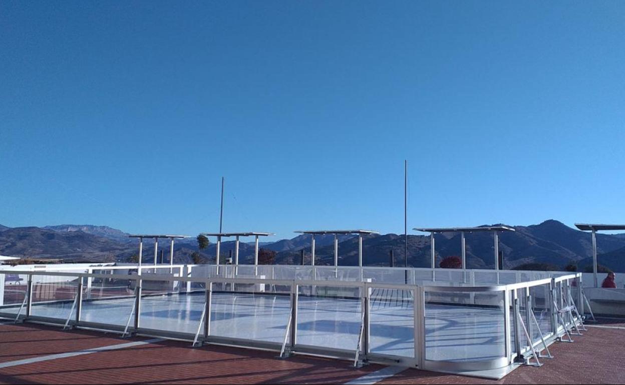 Pista de patinaje sobre hielo en Álora, en el Mirador Casas Nuevas.