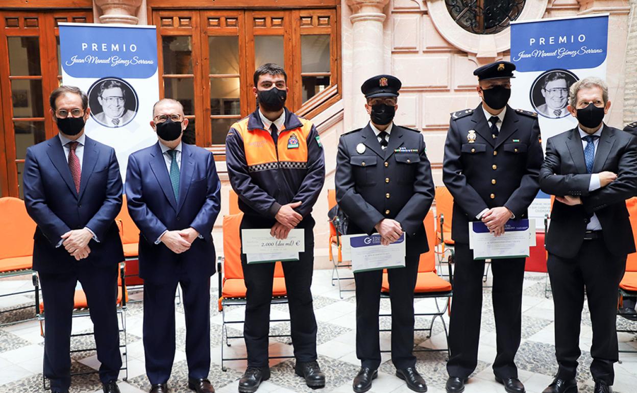 Los hermanos Gómez con los tres galardonados en la segunda edición de los premios. 