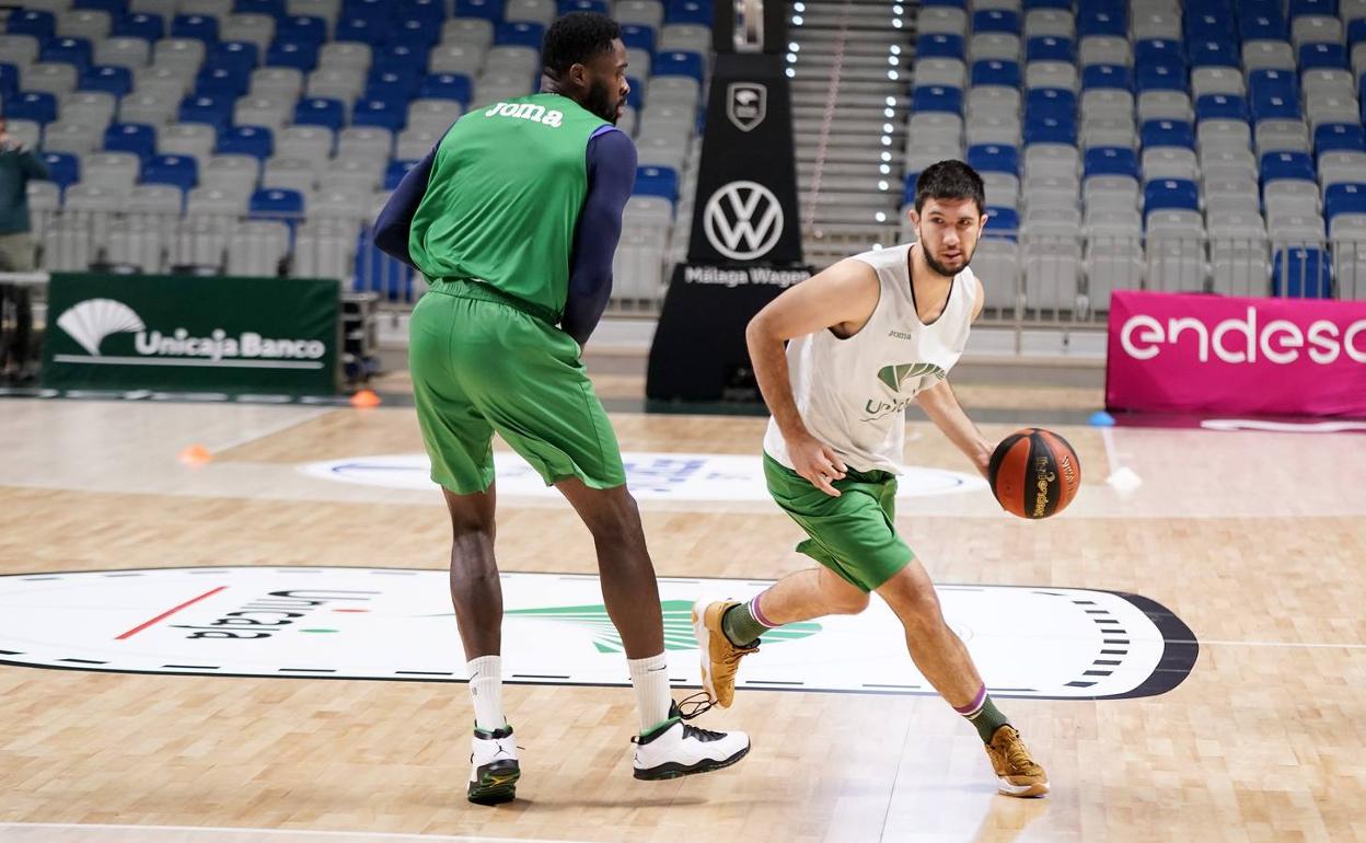 Eric y Bouteille ensayan una jugada en un entrenamiento. 