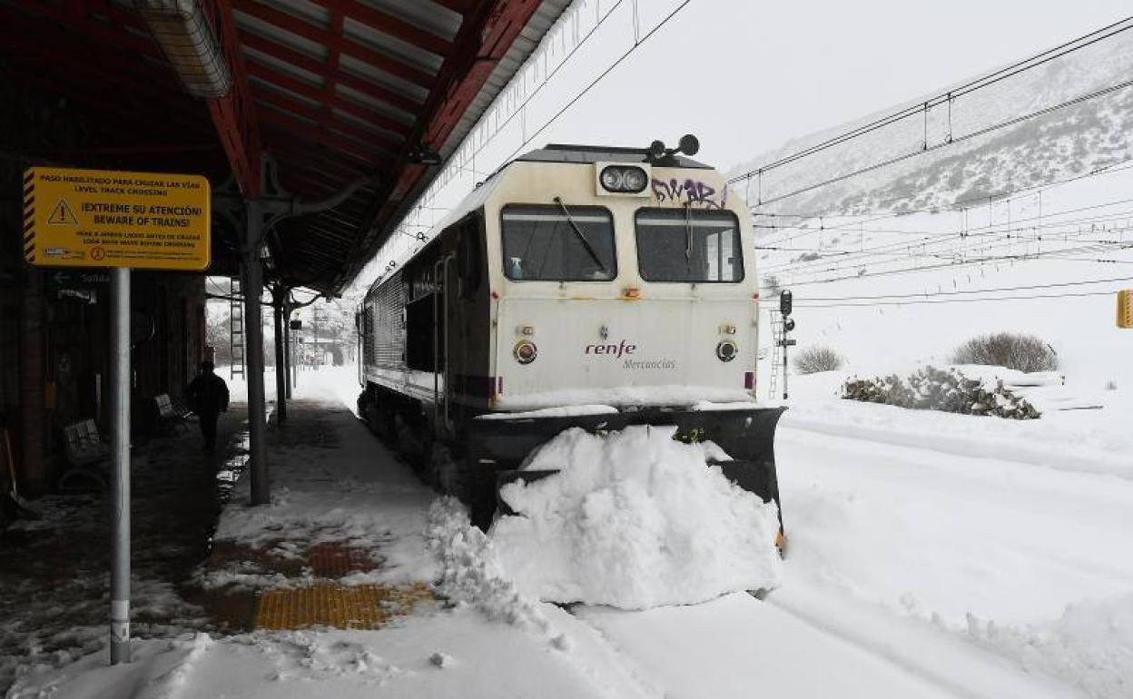 Una locomotora quitanieves retira la nieve en una estación de tren en León esta semana