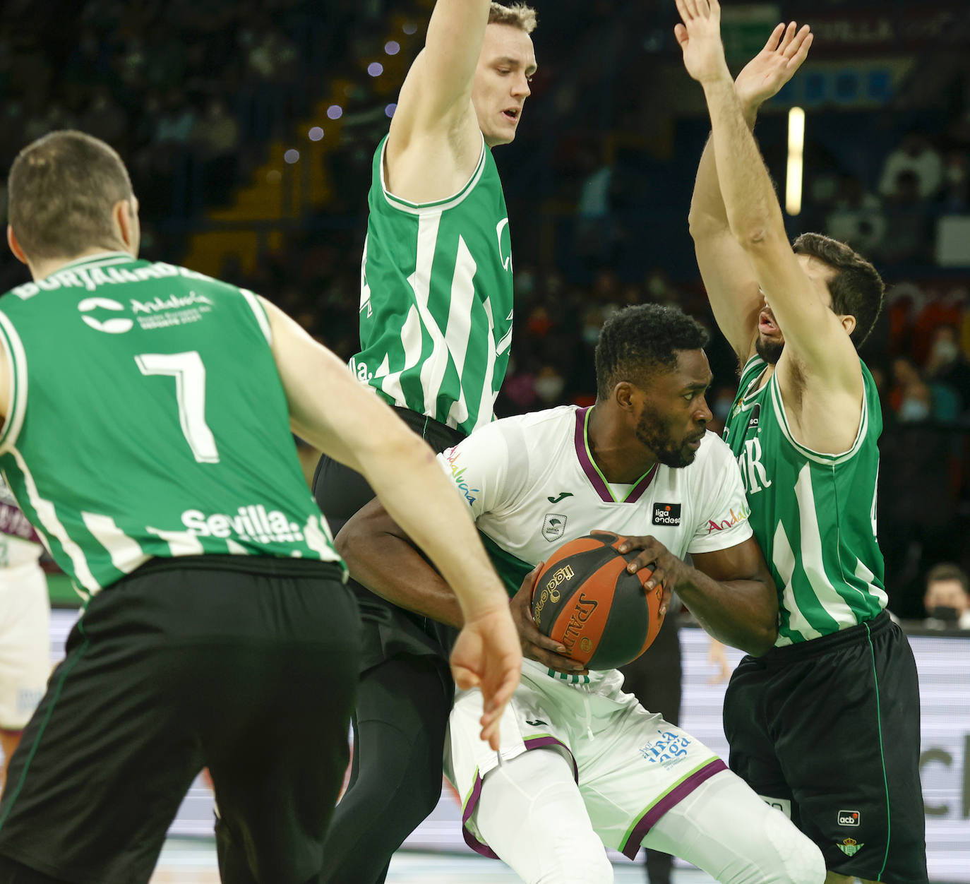 Las mejores imágenes del partido disputado este domingo en Coosur Betis y Unicaja