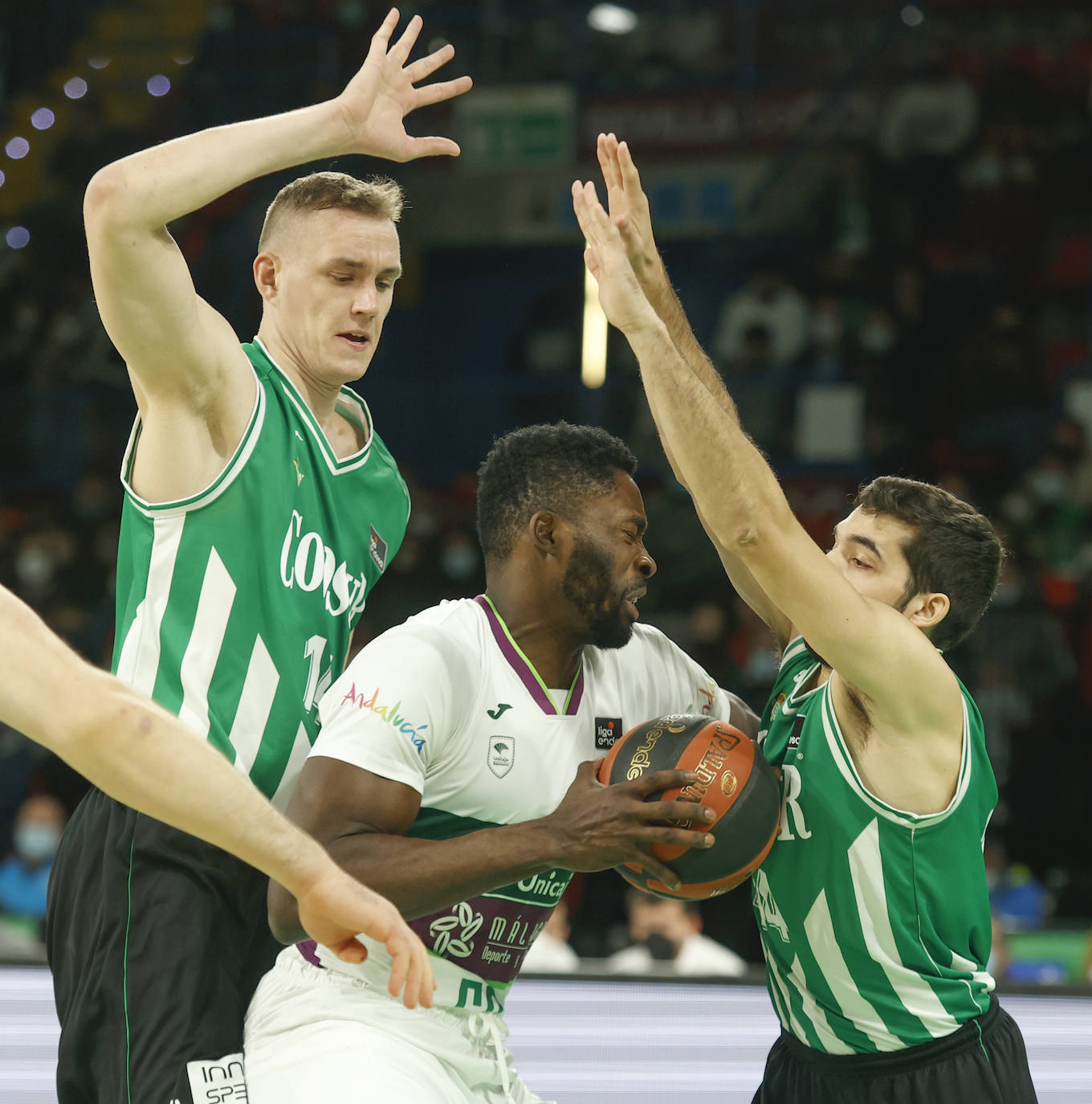 Las mejores imágenes del partido disputado este domingo en Coosur Betis y Unicaja