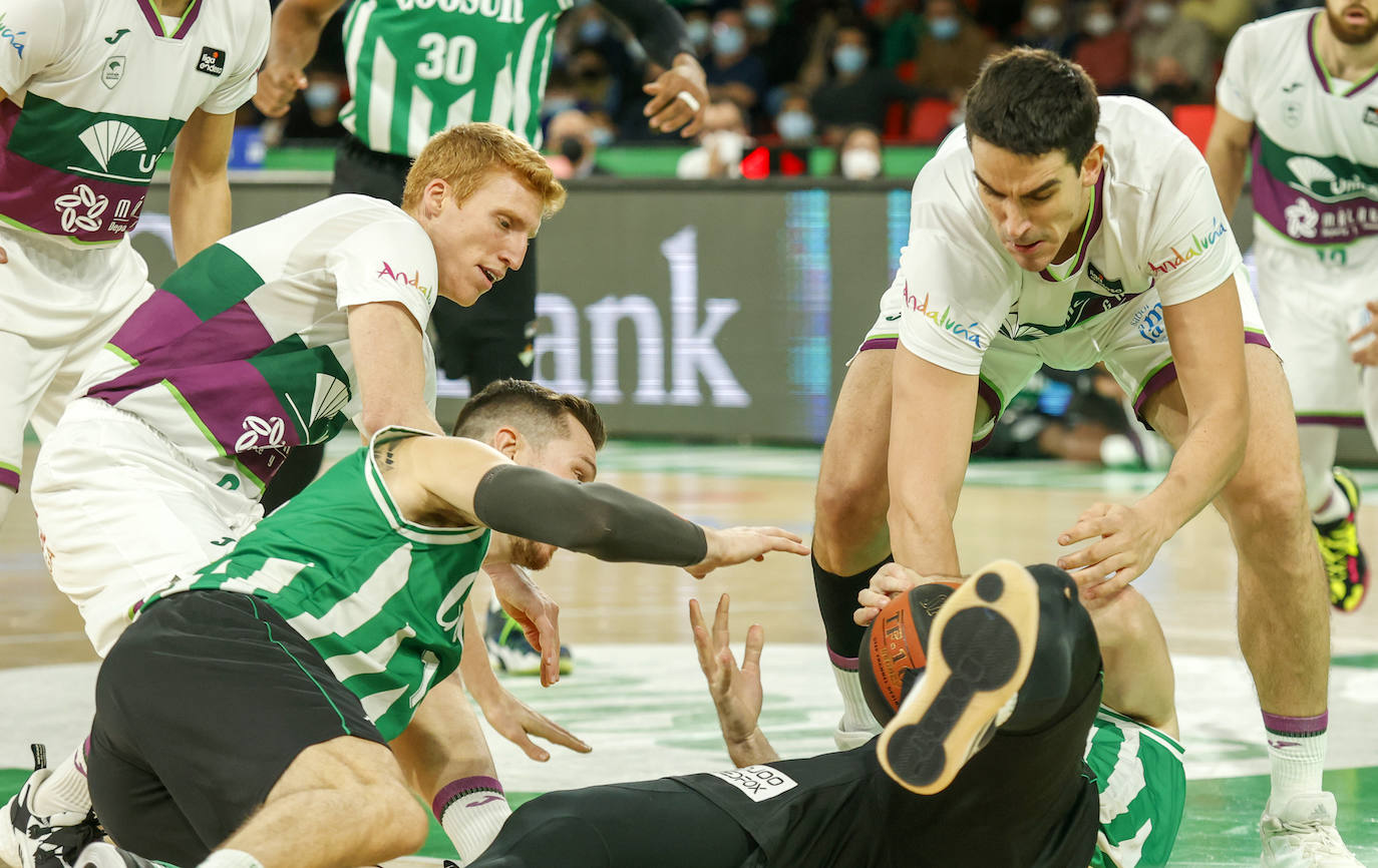 Las mejores imágenes del partido disputado este domingo en Coosur Betis y Unicaja