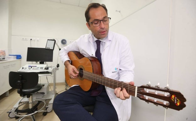 El doctor Romero Imbroda es un gran aficionado a tocar la guitarra. 