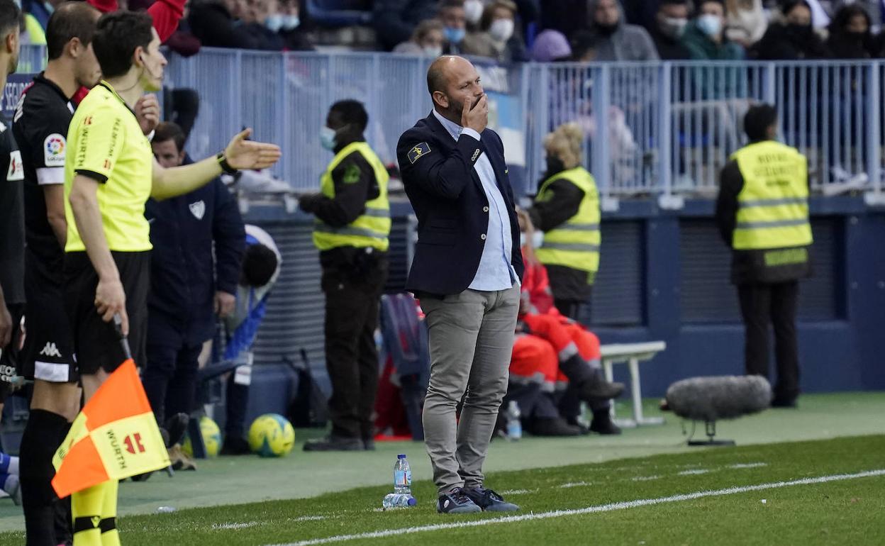 José Alberto López, reflexivo mientras ve el partido. 