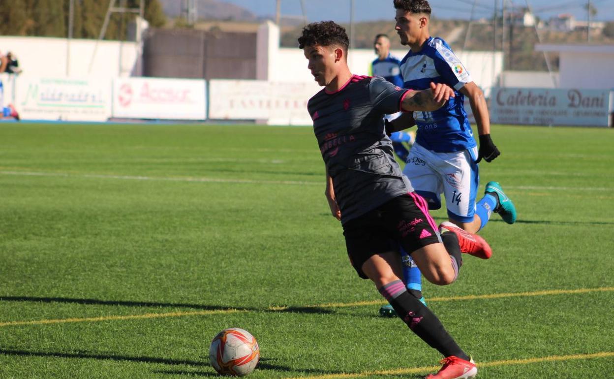 Ferro fue el autor de los dos goles del Marbella. 