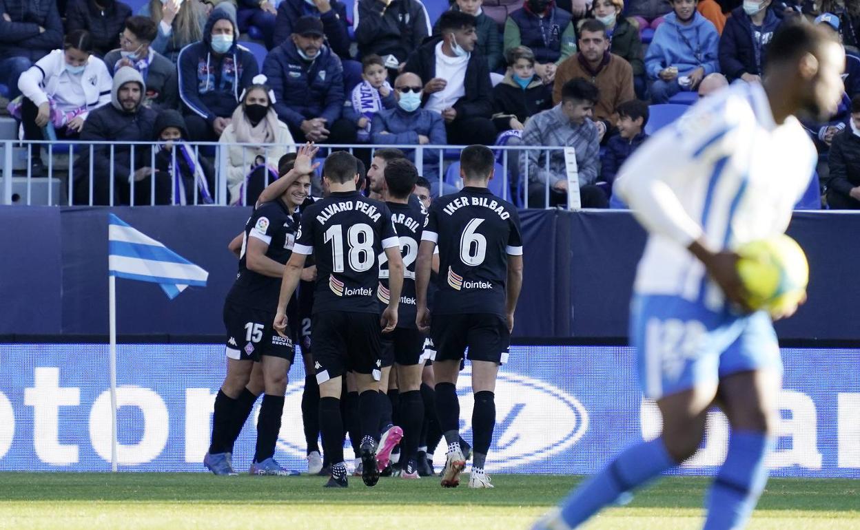 Los jugadores del Amorebieta celebran el primer gol en La Rosaleda. 