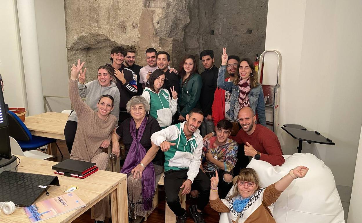 El equipo de grabación junto con los estudiantes de E2O y la presidenta de Kartio. 