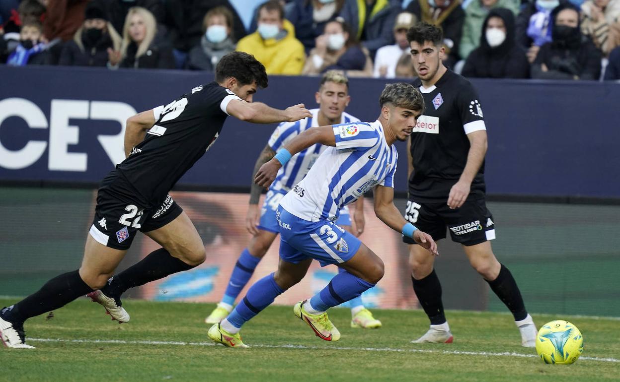 Kevin conduce el balón durante el partido contra el Amorebieta. 