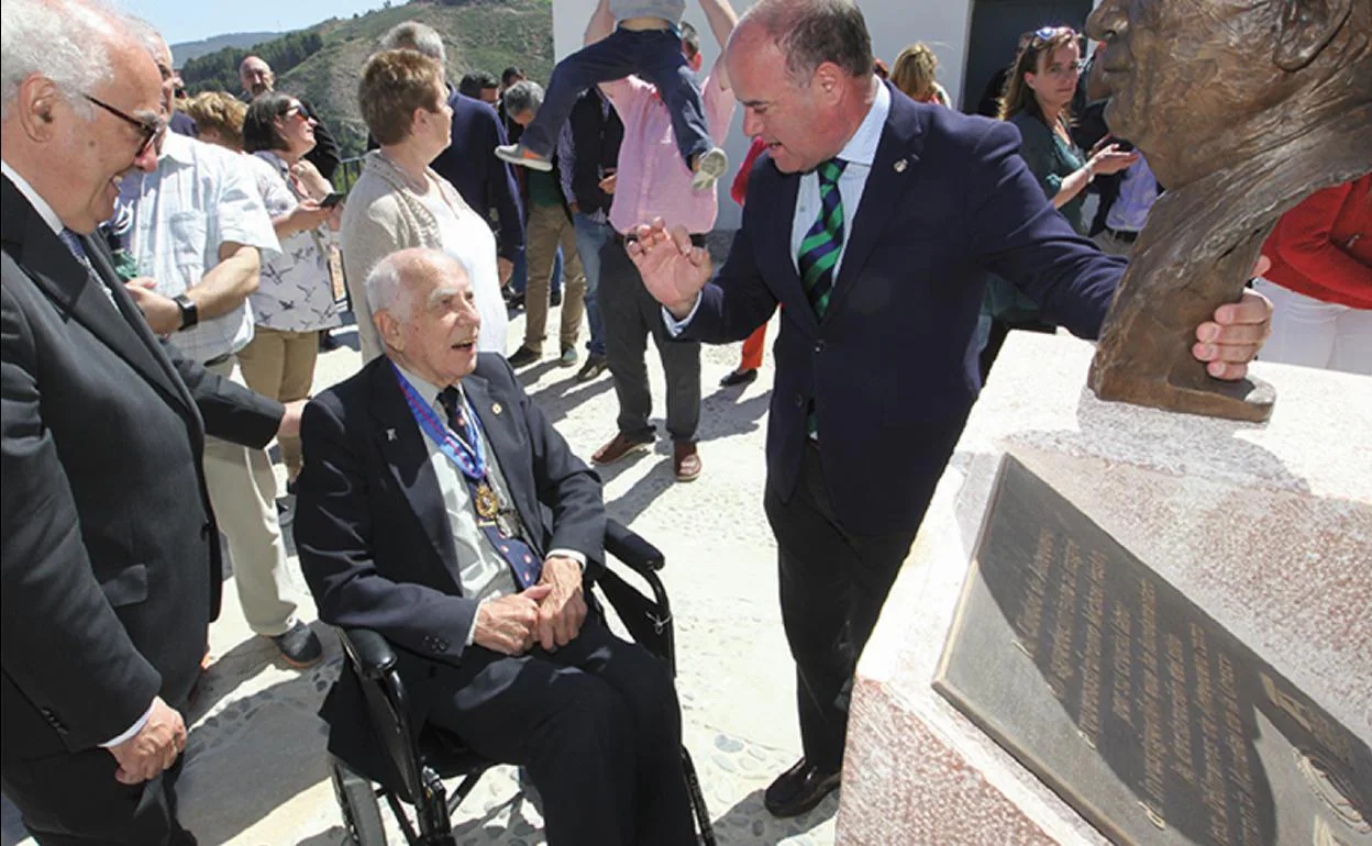 Michael Hoskin junto al alcalde Manuel Barón y el director de los Dólmenes, Bartolomé Ruiz, en 2017 al descubrir su mirador en Antequera 