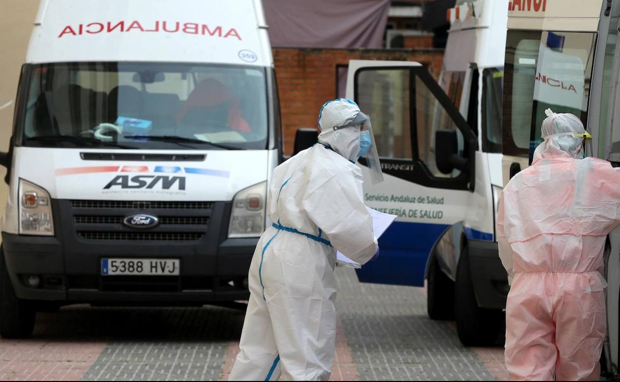 Imagen de dos profesionales de la sanidad. 