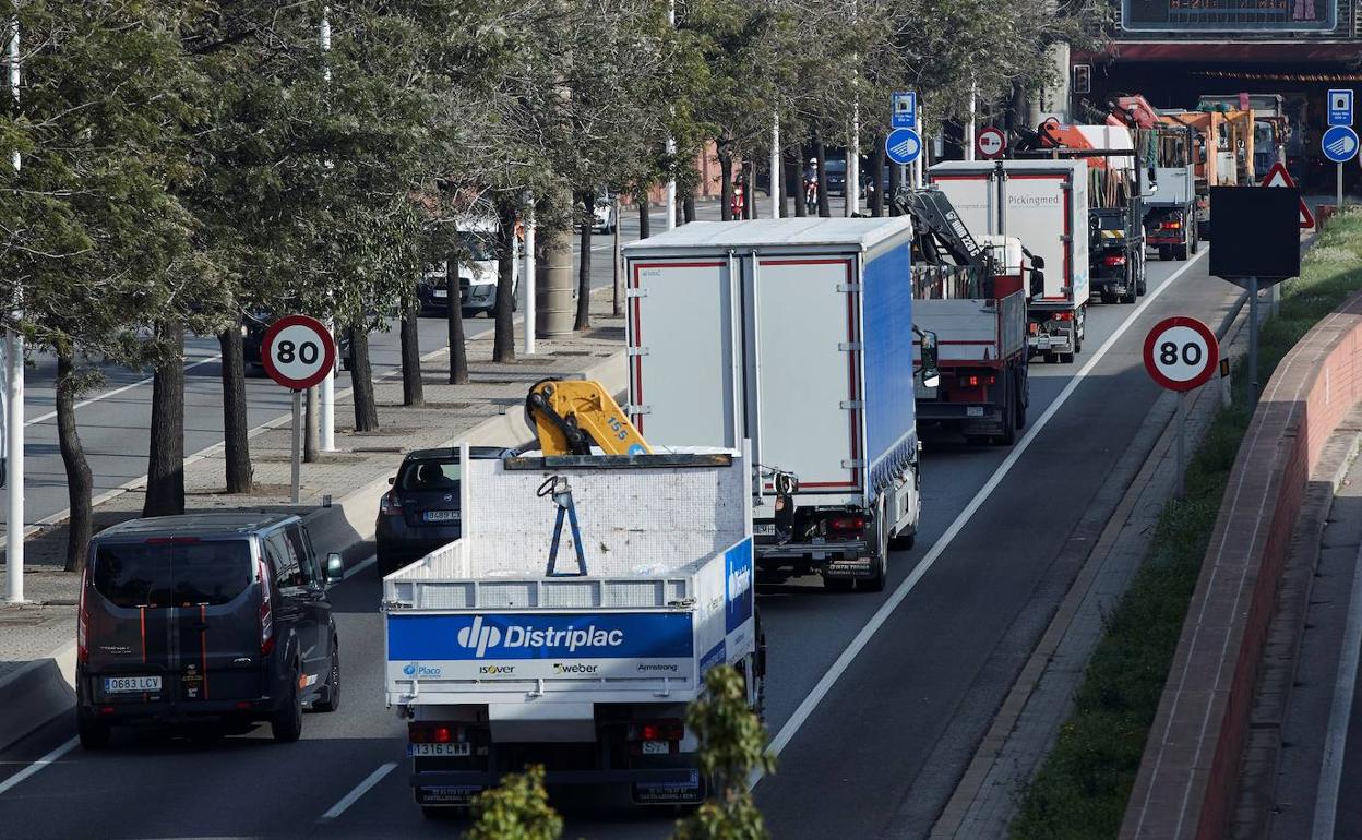 Camioneros en una carretera de Barcelona. 