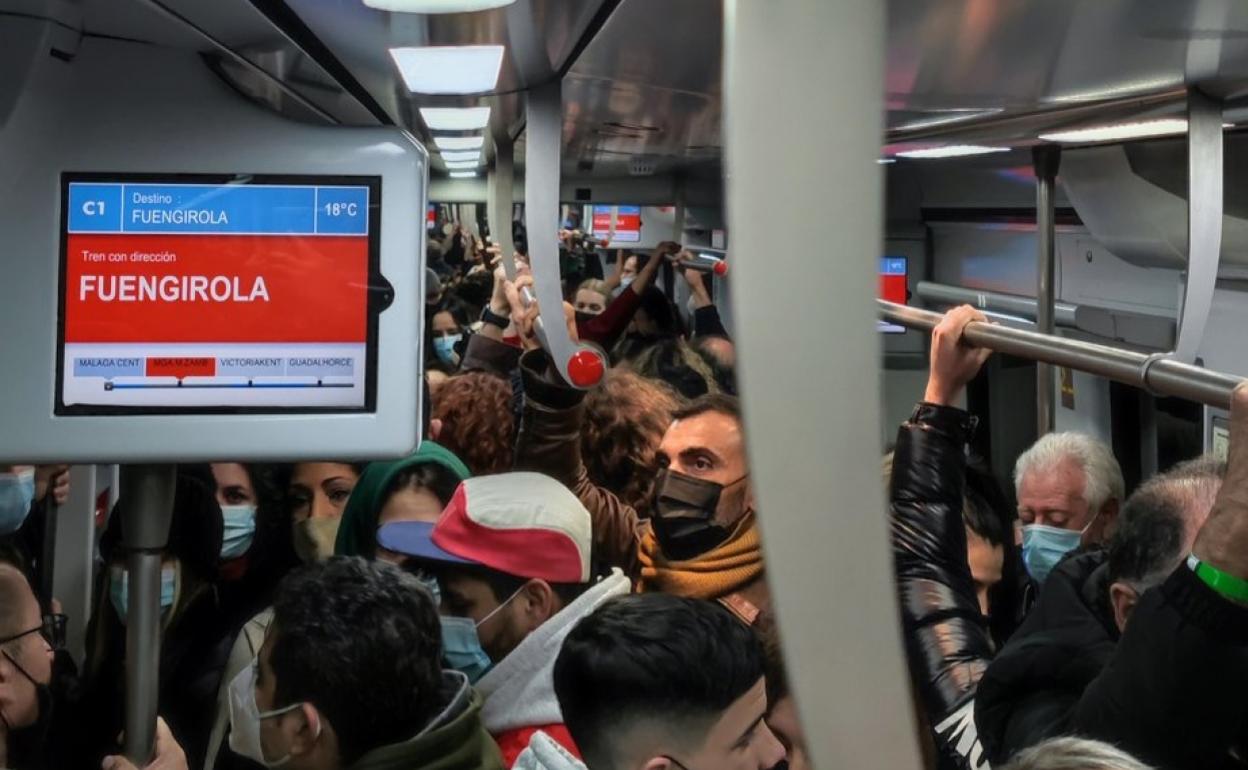 Vagón del Cercanías de la Costa atestado de viajeros el domingo por la noche. 