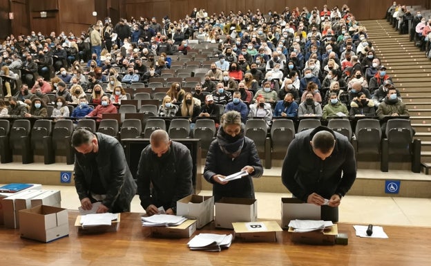 Los aspirantes a ocupar un puesto de fijo discontinuo en Limasam aguardan la entrega de los exámenes correspondientes, en el auditorio dos del Palacio de Ferias. 