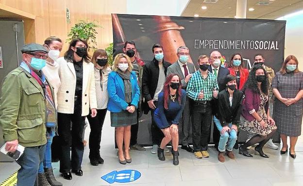 Imagen principal - Autoridades del Ayuntamiento de Málaga, CaixaBank y la Diputación de Málaga, junto con los participantes de los premios de Emprendimiento Social La Noria. Los premiados de La Polea, Juan Andrés Escalera y Pablo Romero, junto al presidente de la Diputación, Francisco Salado, y la vicepresidenta cuarta, Natacha Rivas. El Trío Mocay, con clarinete, violonchelo y piano. 