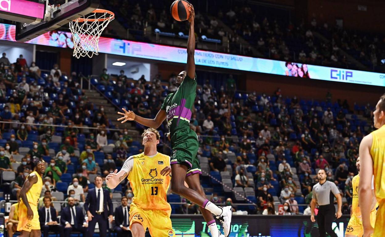 Nzosa realiza un mate en el partido ante el Gran Canaria. 